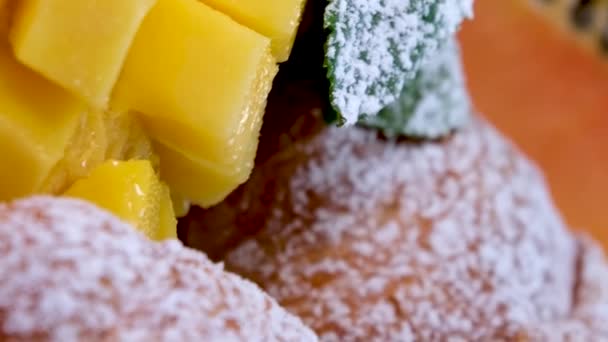 Espolvorear Con Azúcar Polvo Delicioso Croissant Con Frutas Plato Blanco — Vídeo de stock