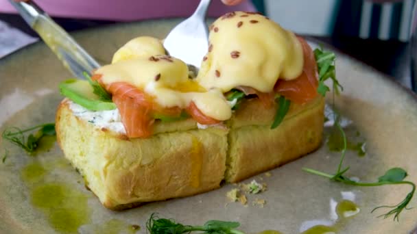 Eggs Benedict Toasted English Muffins Poached Eggs Delicious Buttery Hollandaise — Stock Video