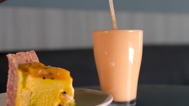 Batido Mango Saludable Vaso Cristal Con Hojas Menta Mango Sobre — Vídeo de stock