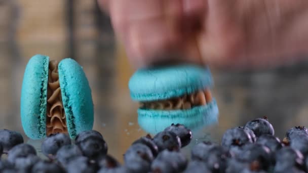 宏观调控在阳光下洗净一堆新鲜美味的蓝莓 高质量的4K镜头 — 图库视频影像