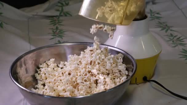 Popcorn Padající Točící Dřevěný Stůl Plný Kukuřice Zpomaleném Filmu Vysoce — Stock video