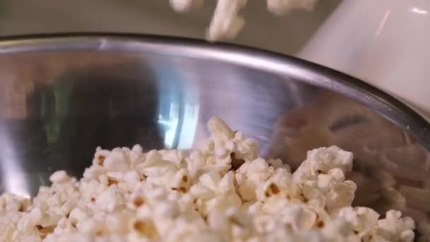 Čerstvý Popcorn Vyrobený Průmyslovém Stroji Popcorn Vysoce Kvalitní Záběry — Stock video