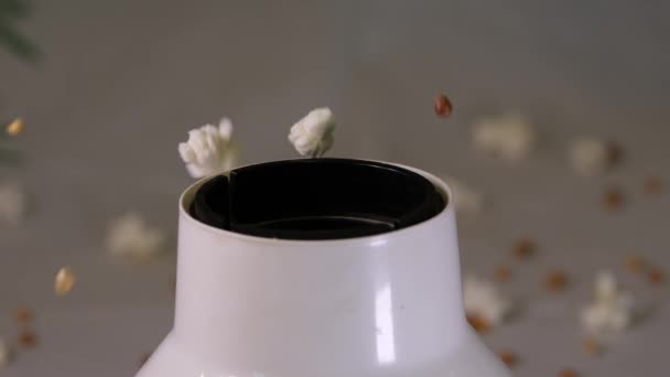 爆米花落在旋转的木制桌子上 长满了慢动作的玉米 是的高质量的4K镜头 — 图库视频影像