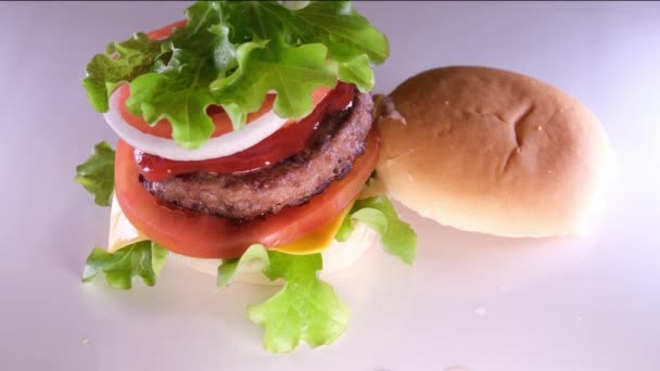 Friss Ízletes Hamburger Elkülönítve Fekete Háttérről — Stock videók