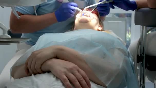 Tandarts Extract Patiënt Tandheelkundige Kliniek Extractie Procedure Kaken Moersleutel Ultra — Stockvideo