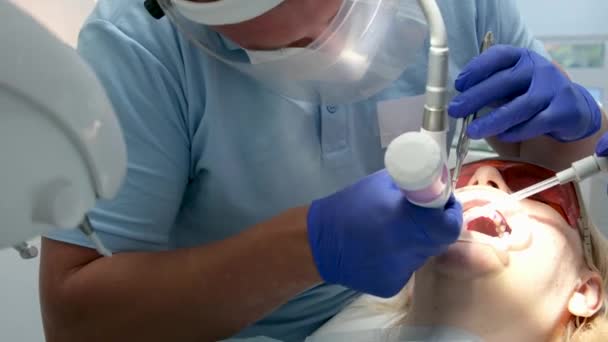 歯科医は患者歯科クリニック抽出手術ジョークレンチを抽出します 超高精細でした ウルトラHd — ストック動画