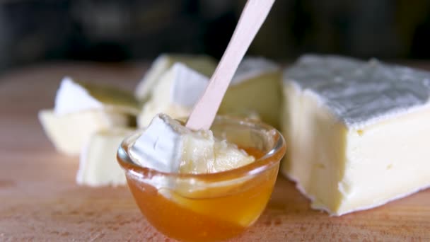 Putaran Keju Camembert Rotasi Dalam Lingkaran Camembert Keju Panggang Turning — Stok Video