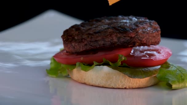 Chef Vem Para Mesa Coloca Delicioso Hambúrguer Mãos Luvas Pretas — Vídeo de Stock