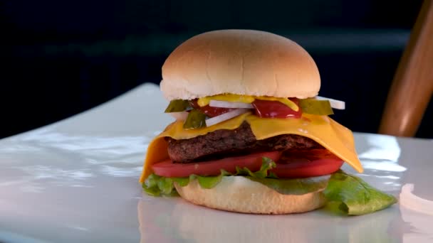 Chef Viene Tavolo Mette Delizioso Hamburger Mani Guanti Neri Colazione — Video Stock