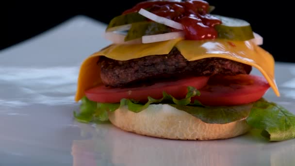 Шеф Кухар Приходить Стіл Кладе Смачний Гамбургер Руки Чорні Рукавички — стокове відео