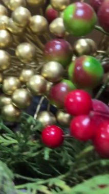 Kırmızı ambalaj kağıdından ambalaj kağıtları paketleri sarar. Genç kadın arkadaşları ve akrabaları için Noel hediyesi paketliyor. Dekorasyon, kış tatili için hazırlık..