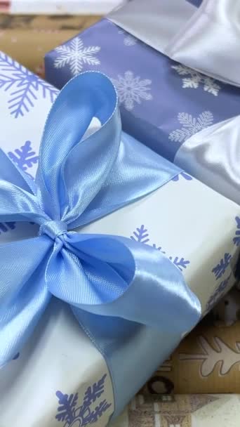 圣诞礼品盒装饰圣诞树与纪念品盒 装饰球和灯 祝你在新的一年里生日快乐 美丽的礼物在松树下的地板上的房间里 高质量的 — 图库视频影像