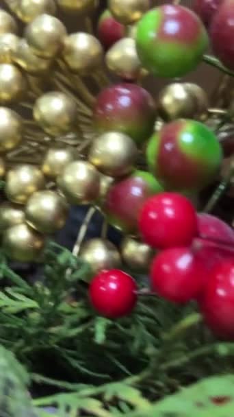 Rollos Papel Envolver Paquetes Navidad Papel Envolver Rojo Mujer Joven — Vídeo de stock