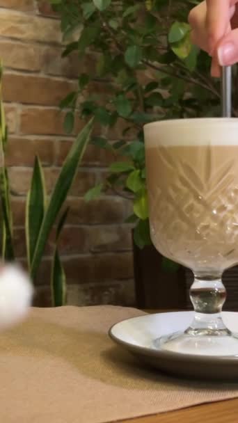 Coffee Barista Slow Motion Art Coffee Dricka Rostat Svart Kaffe — Stockvideo