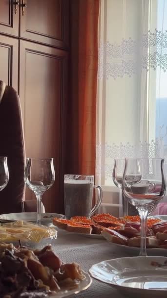 圣诞桌上的酒壁炉窗玻璃盘在桌上 漂亮的花盆没有人 等待度假 — 图库视频影像