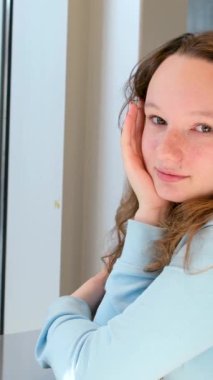 Ruh sağlığı, depresyon ya da kalp kırıklığı için pencereden bakan depresif, üzgün bir kadın. Genç kız evde yalnız ve sıkılmış yüzüyle sorunlarını ya da gelecekteki hayatını düşünüyor.