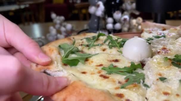 Zbliżenie Szefa Kuchni Polewającego Sosem Pesto Świeżo Upieczoną Pizzę Serem — Wideo stockowe