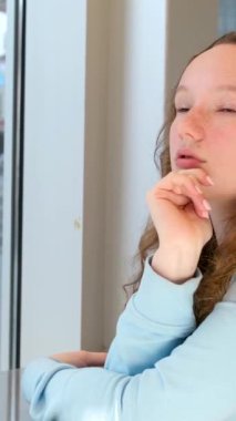 Sabah elinde bir fincan çay ya da kahve olan bir kadın uyanır ve evinin penceresinin yanında duran güneşin doğuşunu seyreder. Yüksek kalite fotoğraf