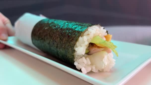 Sushi Shawarma Une Jeune Fille Avec Appétit Mange Des Sushis — Video