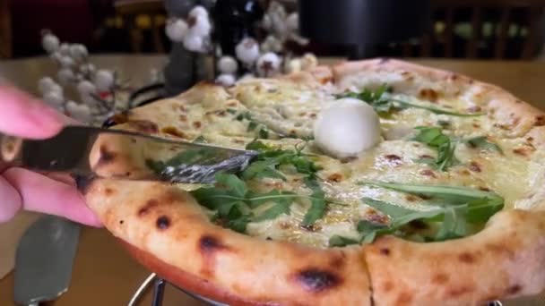 Vrouwen Handen Gesneden Plak Warme Pizza Met Roller Mes Pizzeria — Stockvideo