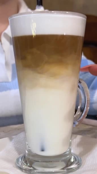 Kaffe Cappuccino Blandning Transparent Kopp Närbild Mycket Långa Naglar Manikyr — Stockvideo