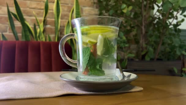 Біла Чашка Зеленого Натурального Чаю Імбиром Лимоном Медом Високоякісні Кадри — стокове відео