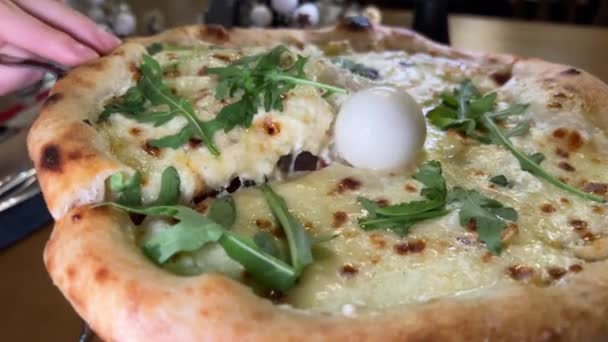 Quatro Pizza Queijo Com Arugula Mussarela Arrancada Com Mãos Estica — Vídeo de Stock
