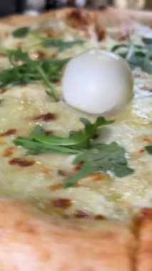 Pizza Margherita. İtalyan mutfağı. Napolitan Margherita Pizzası, Margherita Pizzası ve erimiş Mozzarella Peyniri. Taze Lezzetli Yemek. Organik Mutfak. Pizza Restoranı Yemeği. Yüksek kalite