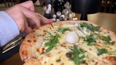 Dört peynirli, roka ve mozzarella peynirli, peynirli, yakın plan peynirli, mantarlı, jambonlu ve peynirli pizza. İtalyan mutfağı. Yan görüş. Döndürür.