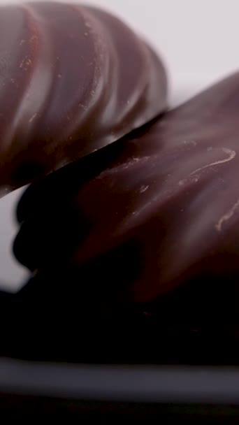 Tăiate Bucăți Bezele Albe Cremoase Ciocolată Lapte Dulciuri Delicioase Din — Videoclip de stoc