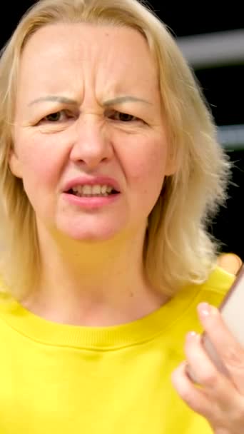 Сердитая Недовольная Женщина Ругающаяся Офисе Удивлена Телефонным Звонком Неприятное Сообщение — стоковое видео