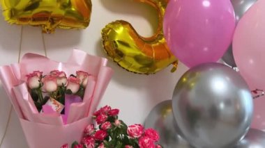 Çiçekler için kart güzel Pembe güller doğum günü için pakette kızların elleri boş bir kart açar mesaj için boşluk ile birlikte doğum günü için tebrik ederim el telefonunda yedi parlak çiçek. Hediye için teşekkürler..