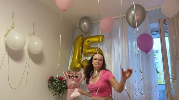 Yaş Gününü Kutluyoruz Genç Kız Odada Koşup Helyum Balonları Çekiyor — Stok video