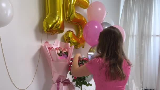 Dziewczyna Robi Zdjęcia Swoich Prezentów Kwiatów Balonów Telefonie Świętować Urodziny — Wideo stockowe