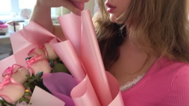 Κορίτσι Παίρνει Φωτογραφίες Από Δώρα Της Λουλούδια Και Μπαλόνια Στο — Αρχείο Βίντεο