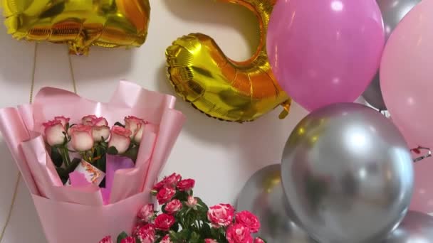 Karte Für Blumen Schöne Rosa Rosen Paket Für Geburtstagskinder Hand — Stockvideo