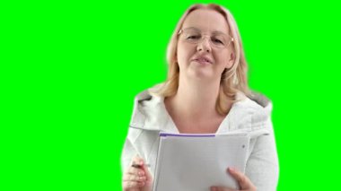 Bir gazeteci durumu gözlük takarak anlatıyor, not defterli orta yaşlı bir kadın dikkatlice çerçeveli sarı saçlara bakıyor. Parmağını kaldırdı.