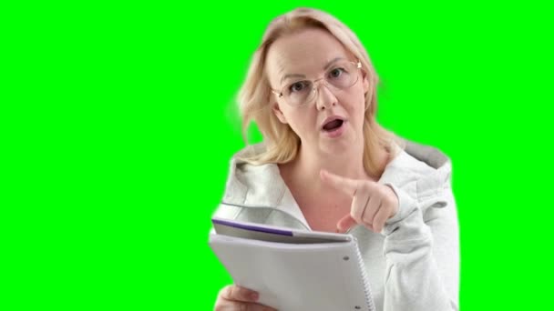 Učitelka Ukazuje Prstem Poznámkový Blok Otevřenými Ústy Brýle Blonďaté Krásné — Stock video