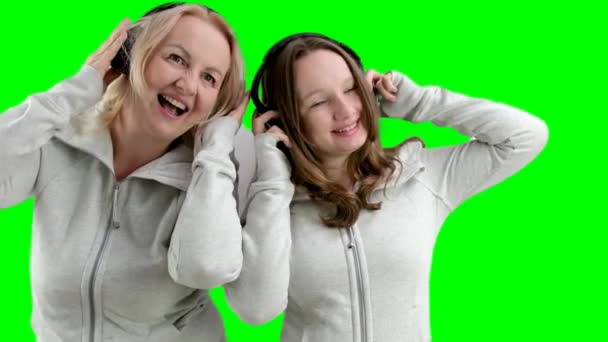 Ibu Dan Anak Headphone Membuat Mata Tersenyum Mengambil Gambar Sesi — Stok Video
