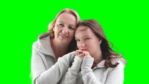 Αγάπη Για Την Κόρη Και Μητέρα Αγκαλιάζει Φιλιά Τρυφερότητα Κορίτσι — Αρχείο Βίντεο