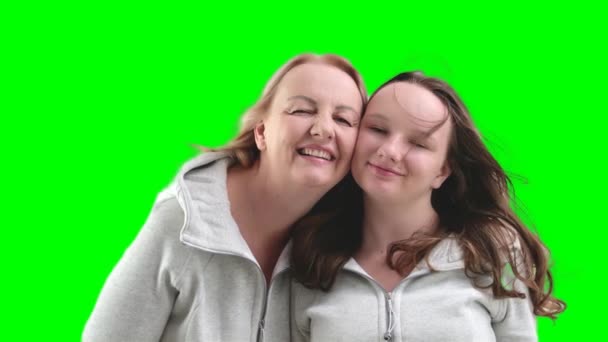 Vrij Lachende Dochter Omhelst Moeder Kijk Naar Camera Gelukkig Mooi — Stockvideo