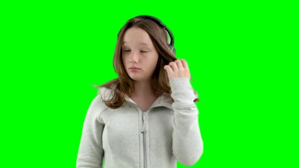 Rascarse Los Ojos Reacción Alérgica Adolescente Usando Auriculares Antes Sesión — Vídeos de Stock