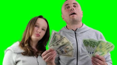 Baba ve kızı ellerinde bir sürü para... neşe dolu başarı dolarları... 100 dolarlık banknot... bir hayranın çerçeveye bakması gibi... büyük bir başarı satın almayla yüzleşir. hediye
