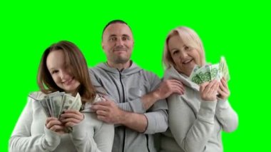 Mutlu zengin aile dolarları ve avrolar annenin kızlarının ellerinde. Babaları onlara gülümseyen mutlu bir şekilde sarılıyor. Beyaz bir fonda hayran gibi para sallıyor. öpüşen akrabalar