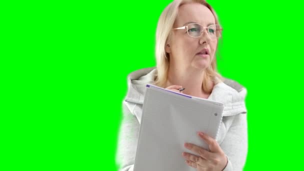 Periodista Describe Situación Con Gafas Una Mujer Mediana Edad Con — Vídeos de Stock