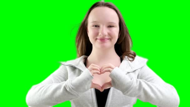 微笑的年轻女性志愿者手举着手在镜头前签名心形 健康的心脏健康人寿保险 爱心与慈善 自愿社会 器官捐赠理念 — 图库视频影像