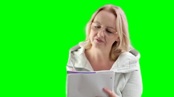 Mujer Rubia Mediana Edad Escribe Cuaderno Con Gafas Lápiz Monturas — Vídeo de stock
