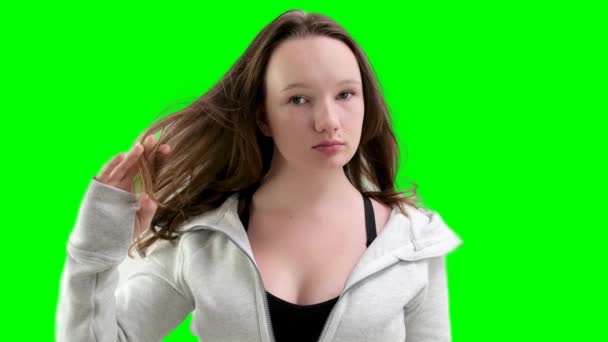 Stüdyodaki Genç Melez Kadın Parlak Saçlarına Dokunuyor Yüksek Kalite Görüntü — Stok video