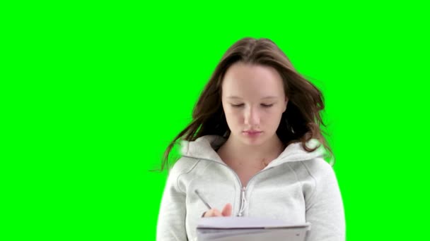 Junges Teenager Mädchen Schreibt Ein Großes Weißes Notizbuch Sie Denkt — Stockvideo