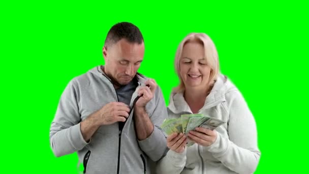 Mann Teilt Geld Mit Frau Frau Nimmt Dollar Und Euro — Stockvideo